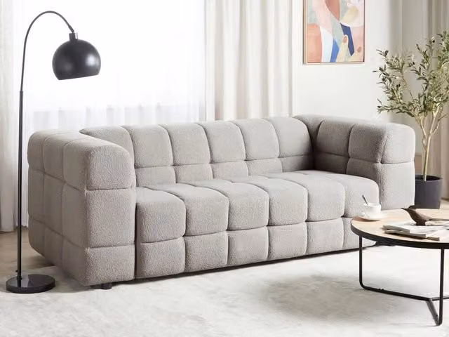 Divano a 3 posti Beliani in tessuto bouclé grigio chiaro con gambe in legno di pino, stile moderno per il tuo soggiorno, L: 227 cm, P: 103 cm, H: 77 cm – 1