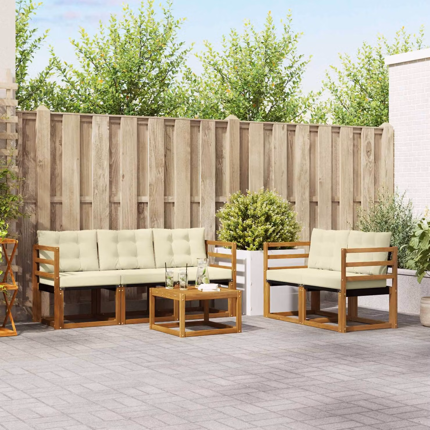 Set di divani da esterno vidaXL 6 pezzi in legno di acacia con tavolino e cuscini, colore beige e bianco
