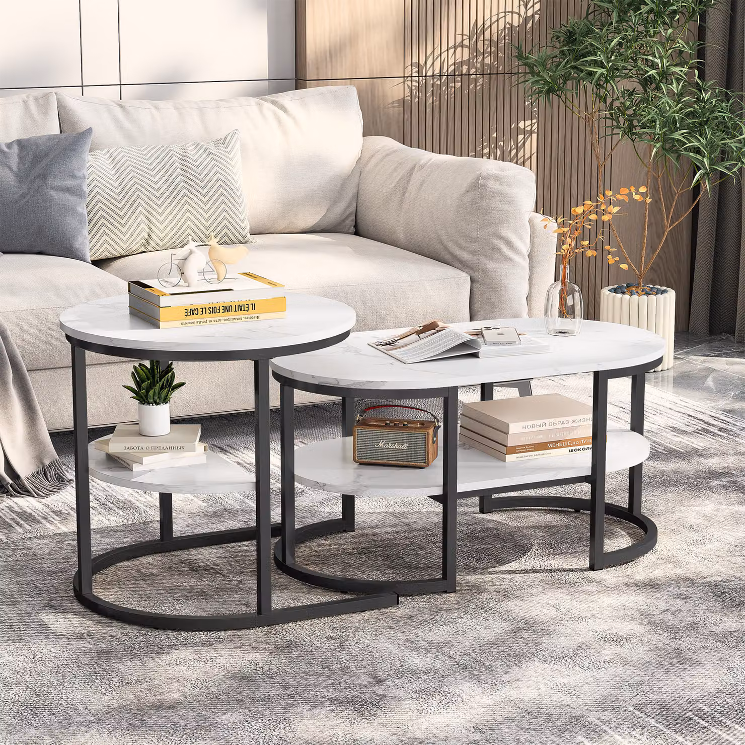 Tavolini ovali e rotondi con effetto marmo bianco e struttura nera, per un design moderno ed elegante