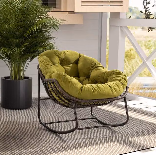 Sedia a dondolo oversize in rattan sintetico e acciaio; 78x106x90 cm; verde oliva