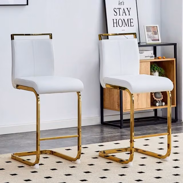 Set di due sgabelli da bar in stile nordico (2 pezzi). Realizzati in ecopelle bianca di alta qualit¨¤ con gambe in metallo color oro. Adatti per ristor