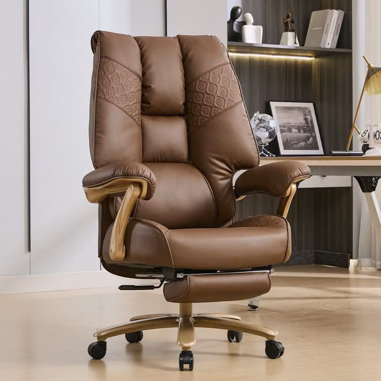 Sedia da ufficio oversize, rivestita in ecopelle marrone, con schienale ergonomico e regolabile, e struttura in metallo