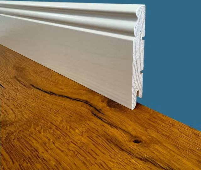 Battiscopa in legno massello di pino ETERNAL PARQUET modello DUCALE laccato bianco liscio L: 91 cm, H: 9,1 cm