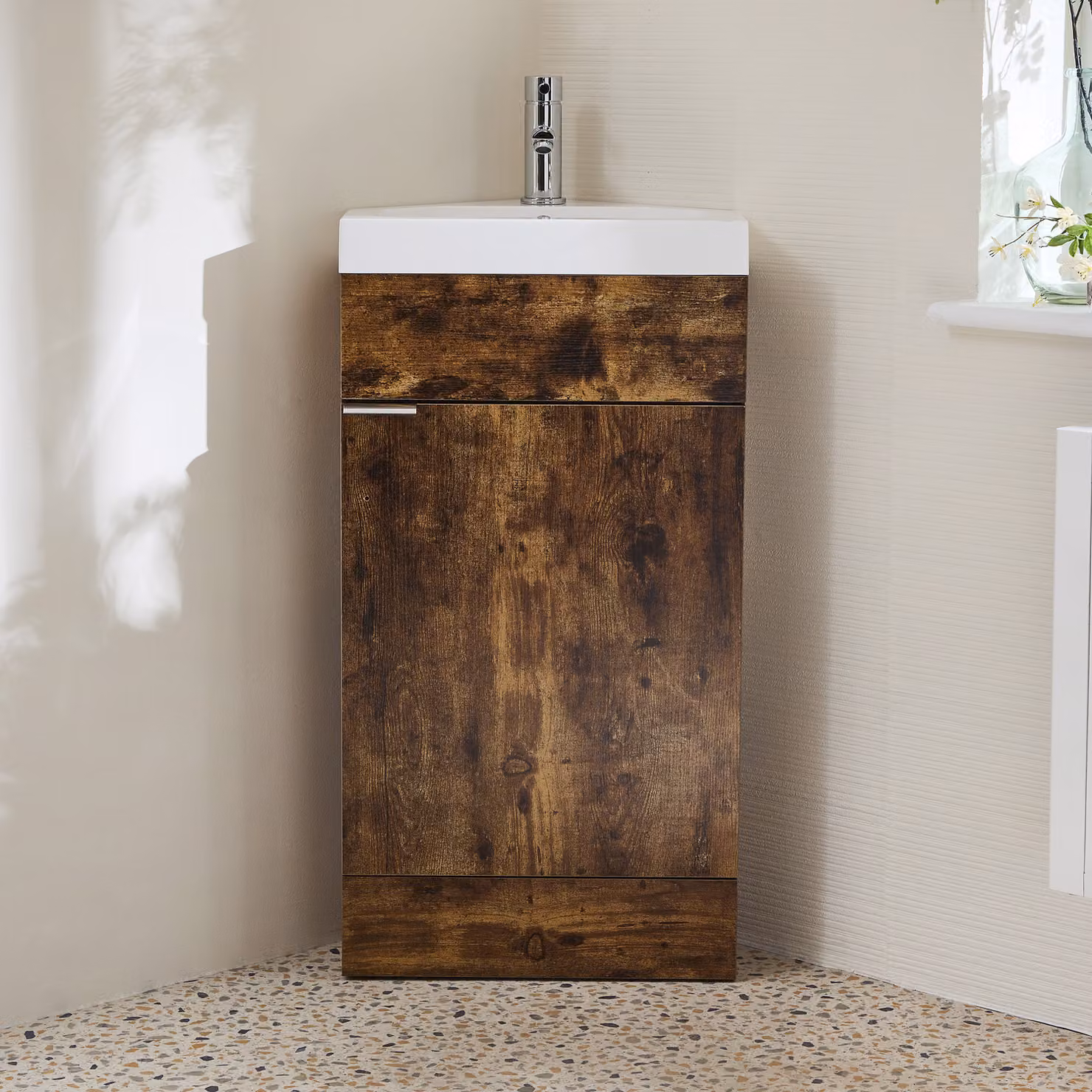 Mobile Bagno a Terra Angolare Rovere Scuro da 450mm con Lavabo e Maniglia con Impugnatura a Dito Cromata - Cluo