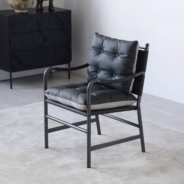 Poltrona Minimal in similpelle nera con struttura in metallo per soggiorno e ufficio