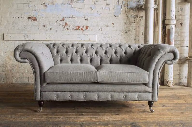 Edle 2 Sitzer Couch Polster Sofa Textil Stoff Grau Couchen Chesterfield Garnitur