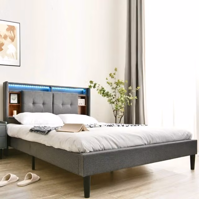 Letto matrimoniale moderno con contenitore, illuminazione LED, prese USB e ripiani laterali, rivestito in tessuto grigio, L 140 cm x P 200 cm x H 223 cm