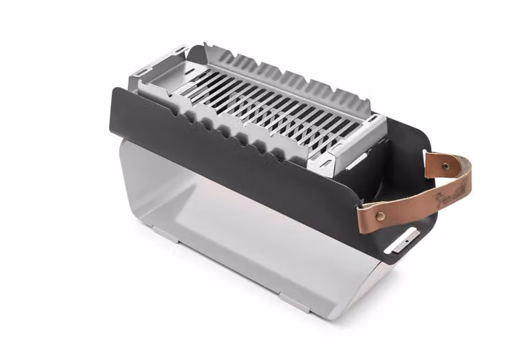 La griglia a carbonella mobile Favilla FUMO - Griglia compatta 2 in 1 con griglia in acciaio inox e supporto per spiedini - Borsa da trasporto inclusa per campeggio, balcone e picnic