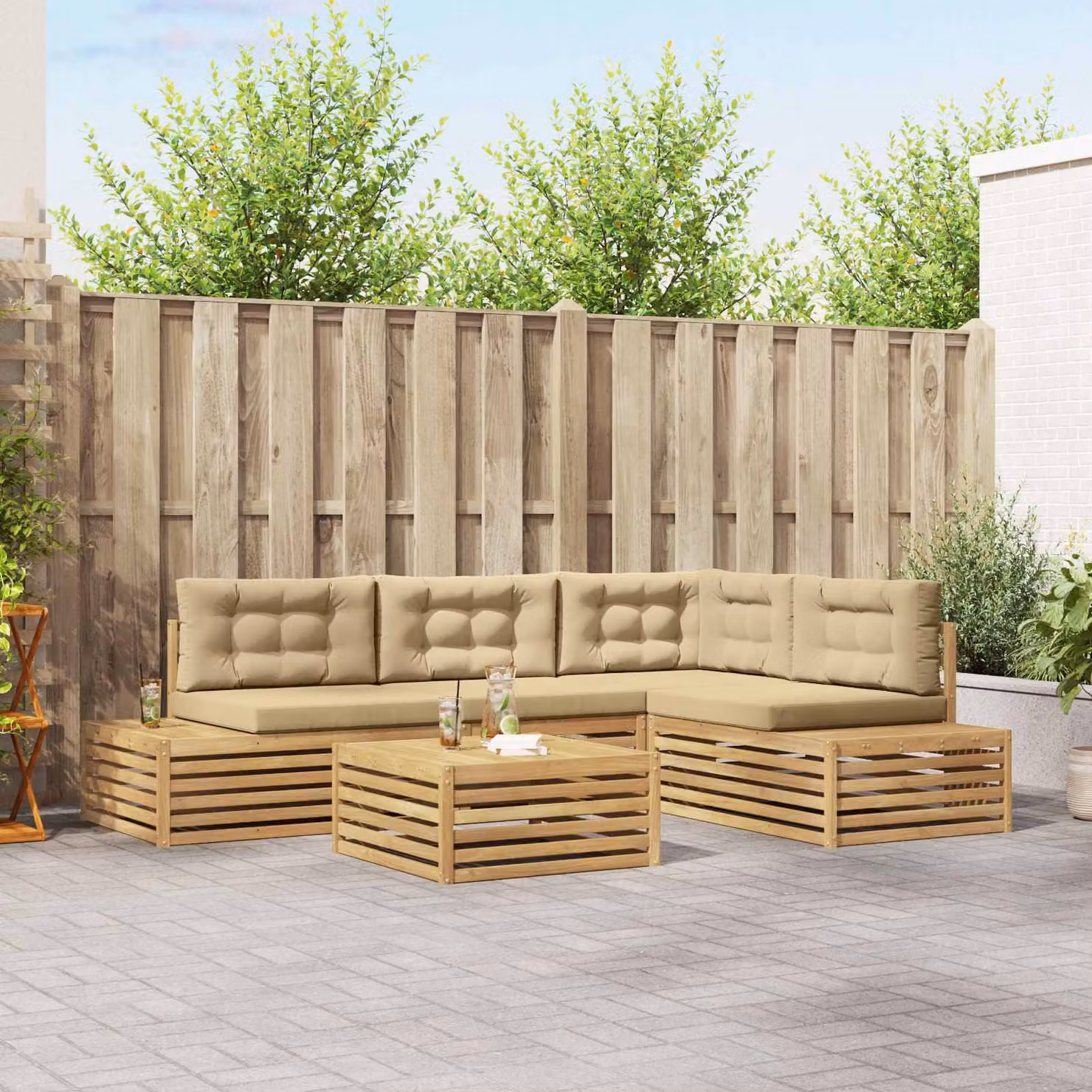 Set di divani da esterno vidaXL a forma di L con tavolino da caffè, struttura in legno di acacia e cuscini in poliestere bianco e beige