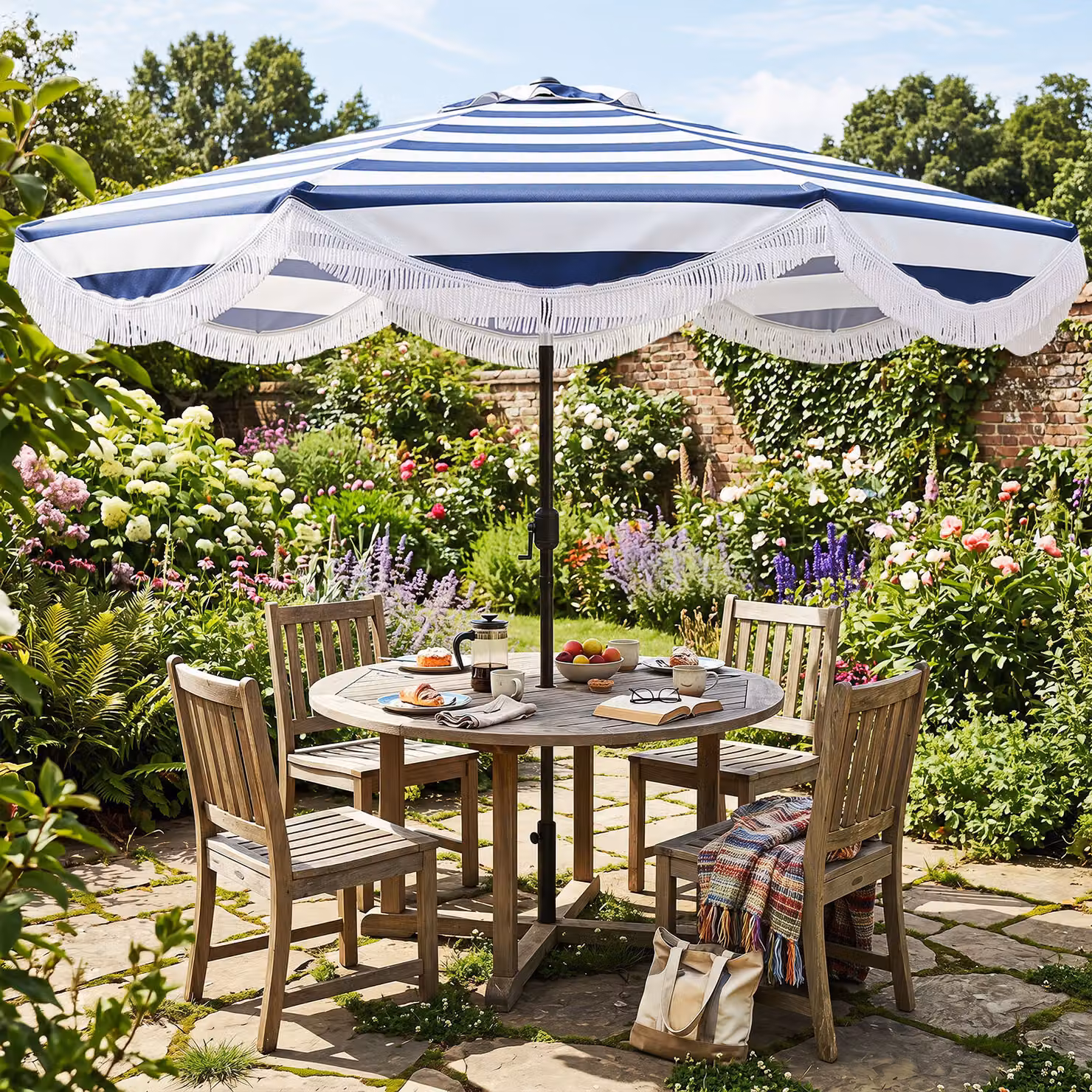 Ombrellone da giardino Costway a strisce blu con decorazione a frangia, 8 stecche e manovella, inclinazione 30 gradi, Diametro: 270 cm