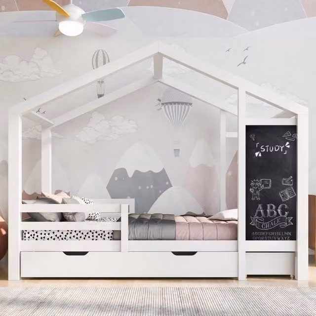 Letto a casetta Mivray per bambini in legno bianco con lavagna, 2 cassetti e rete a doghe, L/P/H: 207.5 x 90 x 120 cm
