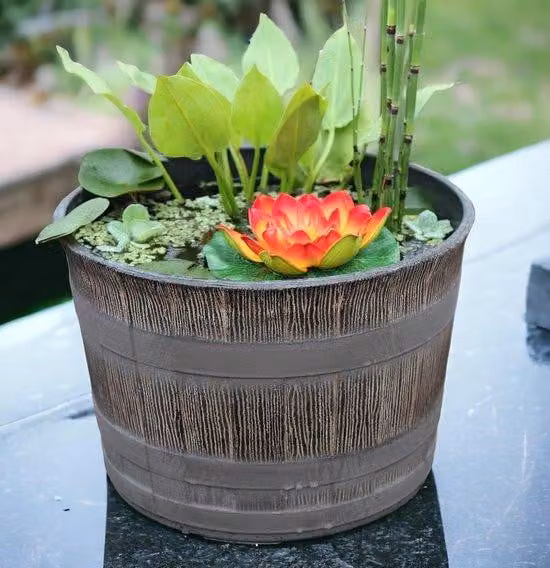 Vaso da fiori in plastica di grandi dimensioni, con aspetto in legno: ideale per l'arredamento interno ed esterno
