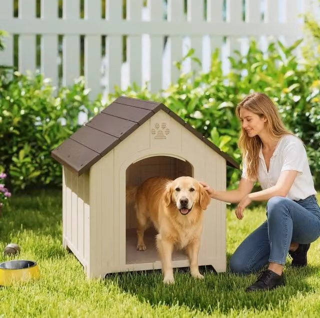 Cuccia per cani ULEVR 88x79x89 cm con pavimento rialzato, tetto inclinato apribile e ancoraggi al suolo, beige