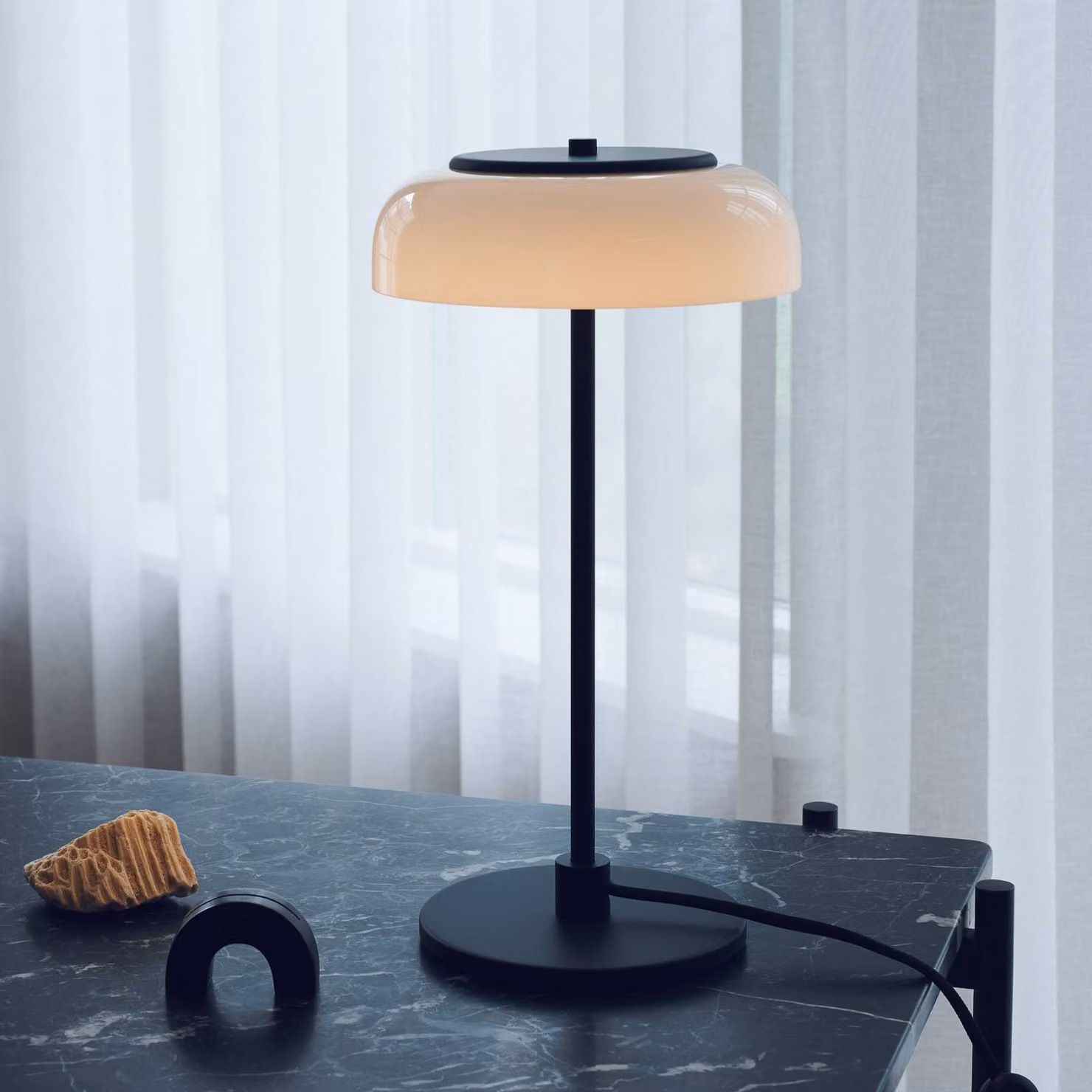 Nuura Lampada da tavolo a LED Blossi, dimmerabile, Nero, Soggiorno / Sala da pranzo, Metallo, Scandinavo, Lampada da tavolo LED