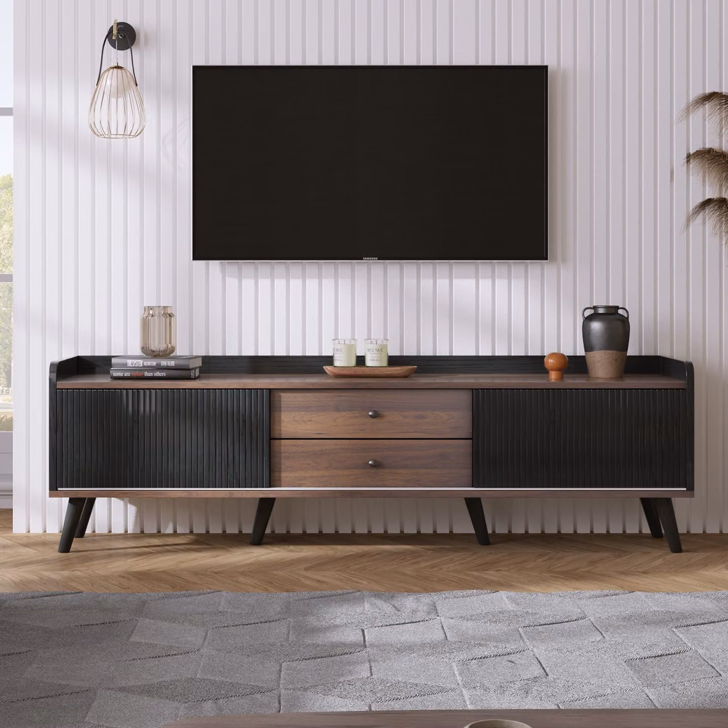 Mobile TV moderno GL Store con ante scorrevoli a righe e 2 cassetti, colore nero e gambe in legno, L: 160 cm, P: 40 cm, H: 58 cm – 2
