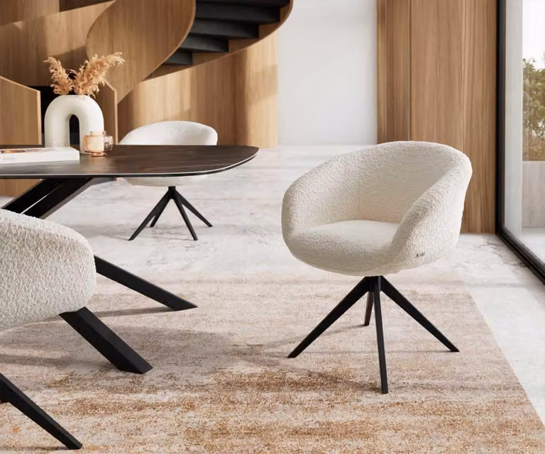 DELIFE Sedia girevole Vinka-Flex con braccioli Bouclé Bianco Struttura a croce larga Nera Girevole a 360° Molle insacchettate