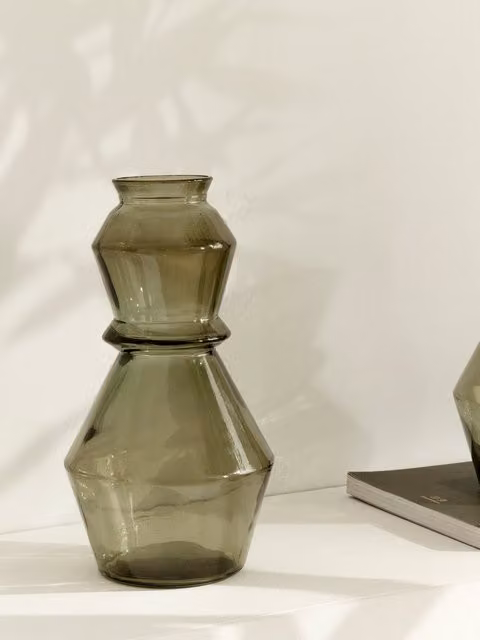 Vaso in vetro grigio con design astratto e forme organiche Kenay Home