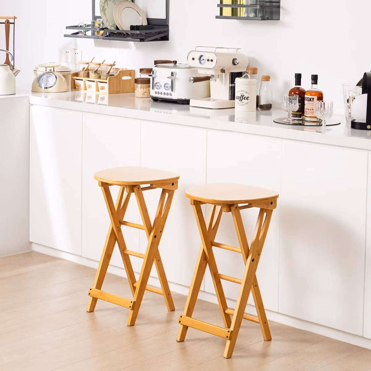 Set di 2 sgabelli pieghevoli da bar Costway in bambù e rattan, colore naturale beige e marrone, H x L x P: 61 x 33 x 33 cm