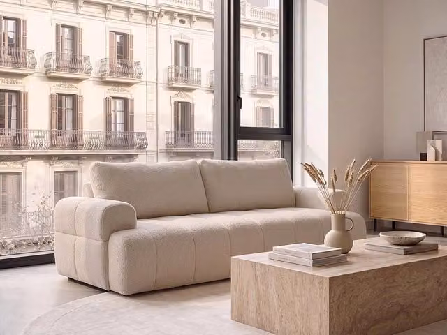Divano a 3 posti imbottito in bouclé con braccioli beige stile moderno japandi