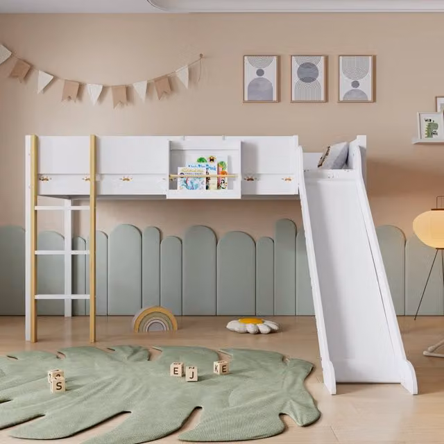Letto a soppalco singolo 90 × 200 cm con scala, scivolo e ripiano, senza materasso, in pino e MDF bianco naturale