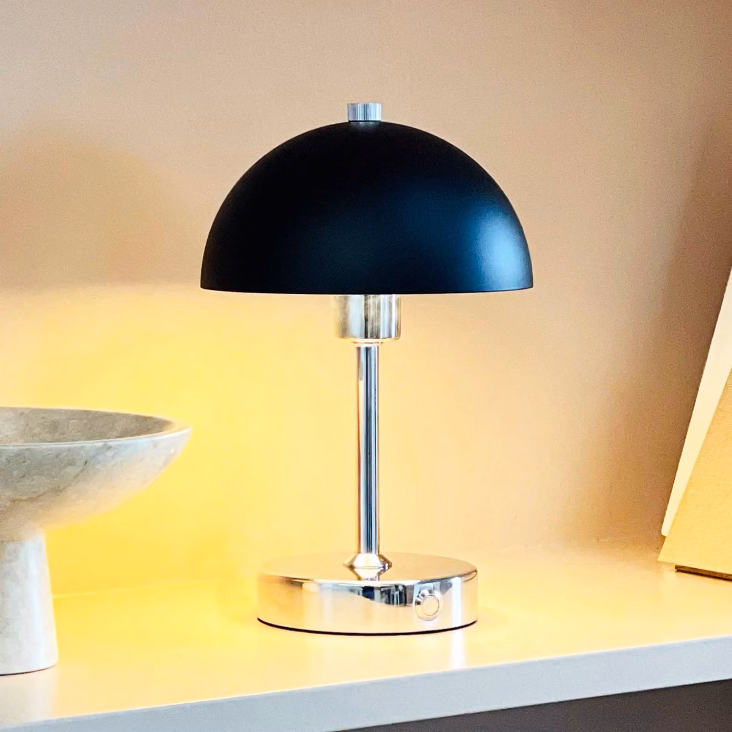 Dyberg Larsen Lampada da tavolo di design Malmö, dimmerabile, Cromo / Argento, Soggiorno / Sala da pranzo, Metallo, Design, Lampada da tavolo