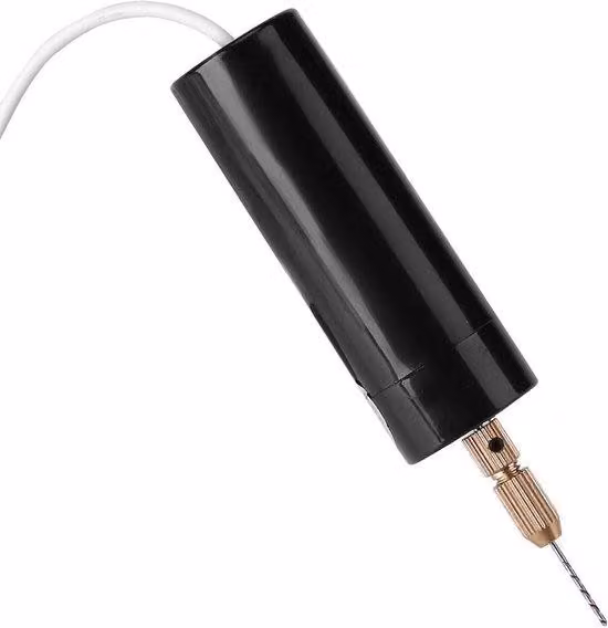 Trapano elettrico a mano con cavo USB e utensili per uso domestico.