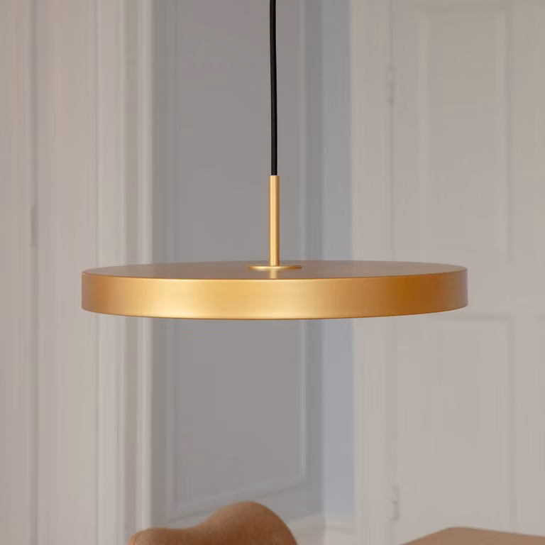UMAGE Lampada LED a sospensione Asteria Medium, color ottone, Ø 43 cm Asteria, dimmerabile, Ottone / Oro, Soggiorno / Sala da pranzo, Alluminio, Design