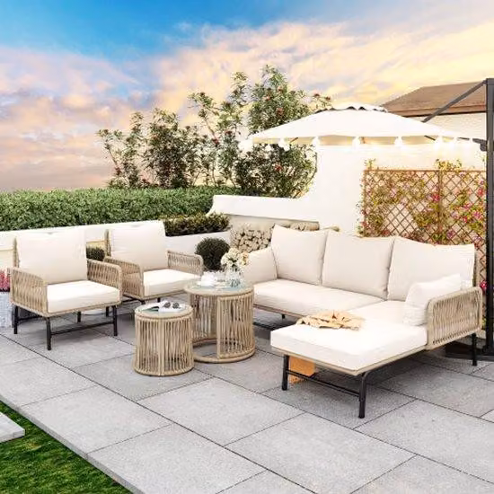 Set di mobili da giardino beige con struttura in metallo e rivestimento intrecciato, per esterni, composto da 2 poltrone, 2 divanetti a due posti e 2 tavolini (cuscini inclusi)