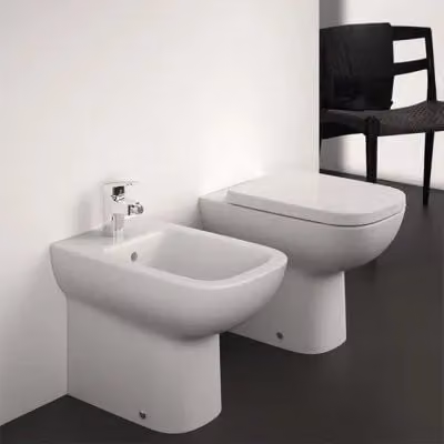 Sanitari Ideal Standard I.Life A in ceramica bianca, modello filomuro Rimless con copriwater, L: 54 cm, P: 40 cm, H: 35,5 cm