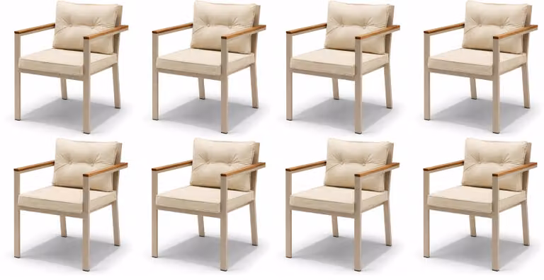 Sedia color beige, stile moderno, morbida imbottitura della seduta, braccioli in legno, nuova