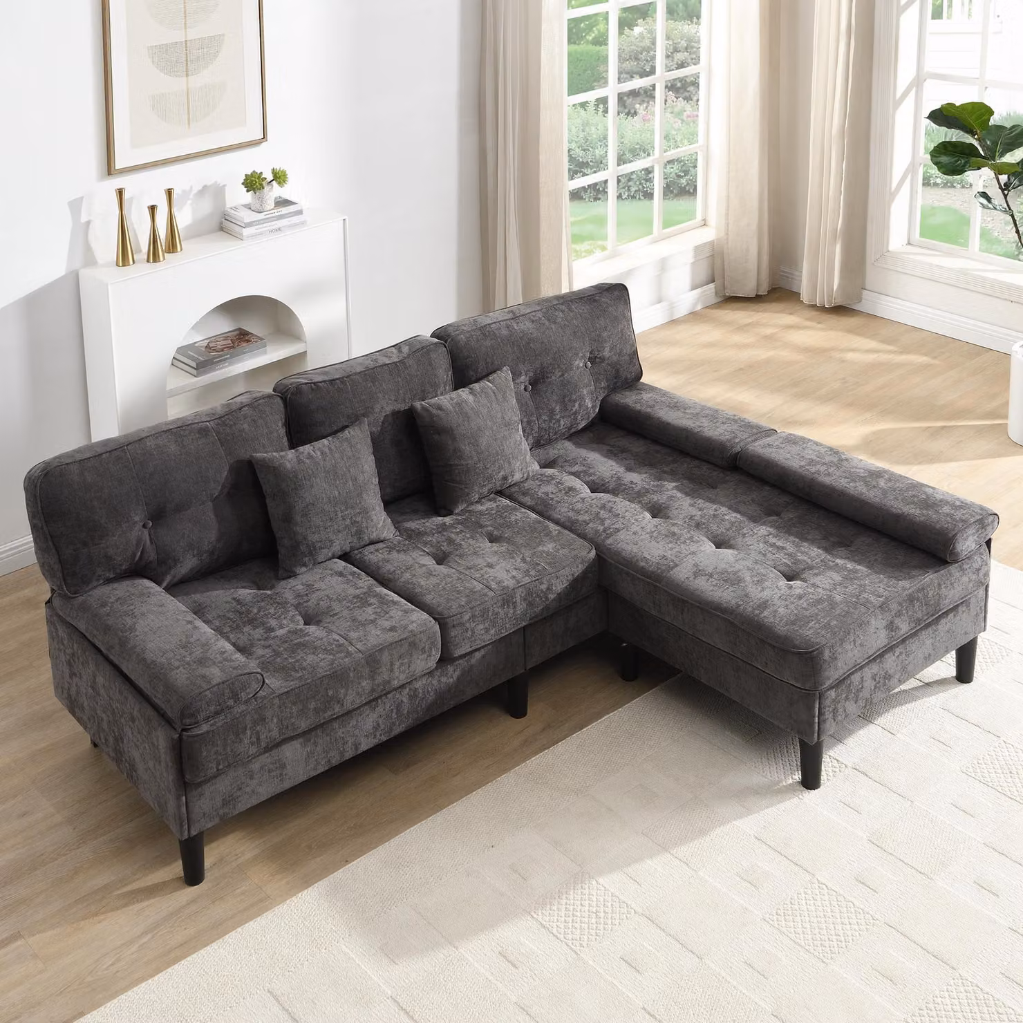 Divano angolare mod. STILVORA, a forma di L, con funzione letto e poggiapiedi modulare. Divano a tre posti rivestito in morbido tessuto chenille. Ideale come divano relax, adatto anche per piccoli appartamenti, grazie al suo design salvaspazio. Colore: gr