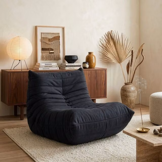 Poltrona bassa imbottita Kodsø en.casa con rivestimento in microfibra nera L: 75 cm, P: 90 cm, H: 100 cm
