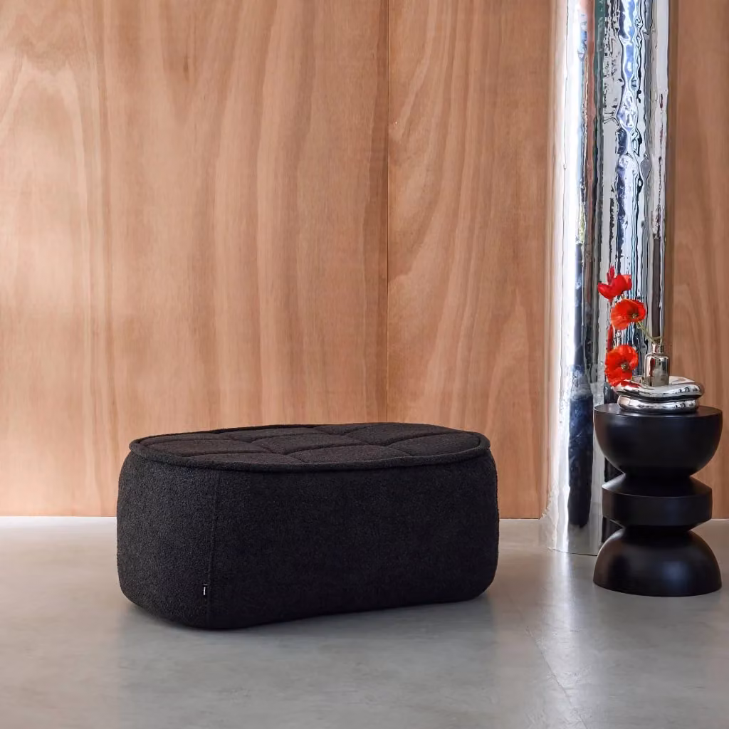 Poggiapiedi per poltrona Sweeek in bouclé nero, L: 63 cm, P: 40 cm, H: 40 cm – 2