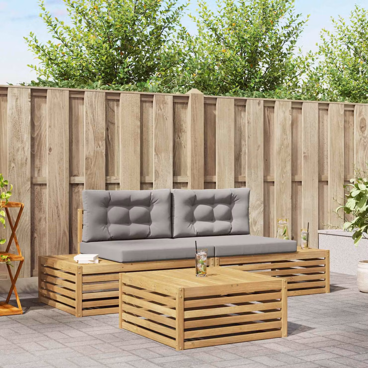 Set di mobili da giardino vidaXL composto da 2 divani da esterno a 2 posti e un tavolino da caffè in legno di acacia con cuscini in poliestere resistente ai raggi UV bianco, grigio e marrone