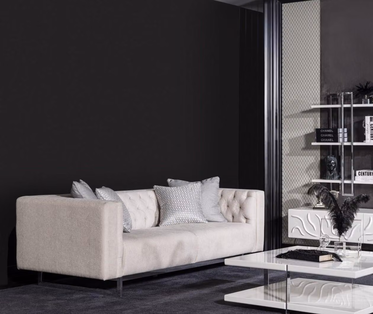 Elegantes beiges 3-Sitzer-Sofa aus Textil mit Holzrahmen