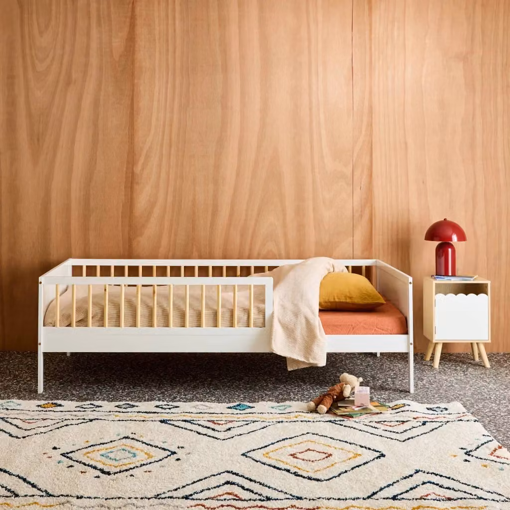 Letto bambino Sweeek in legno di pino naturale con rete a doghe fisse, bianco, 90 x 190 cm – 2