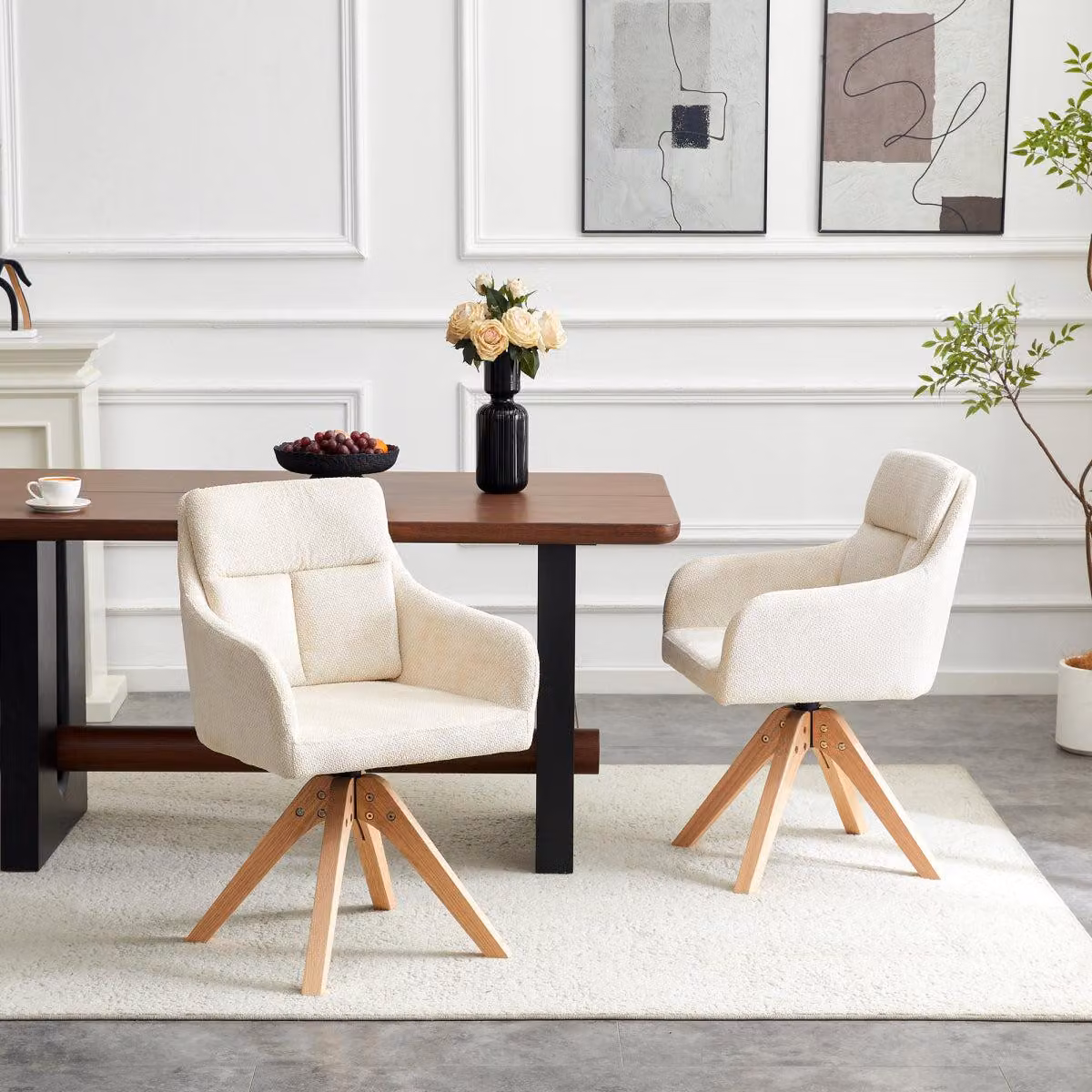 Set di 2 poltrone girevoli con schienale alto, ideali per la sala da pranzo. Sedie rivestite in velluto strutturato color beige chiaro, con gambe in legno massello. Girevoli a 360 gradi. Poltrone