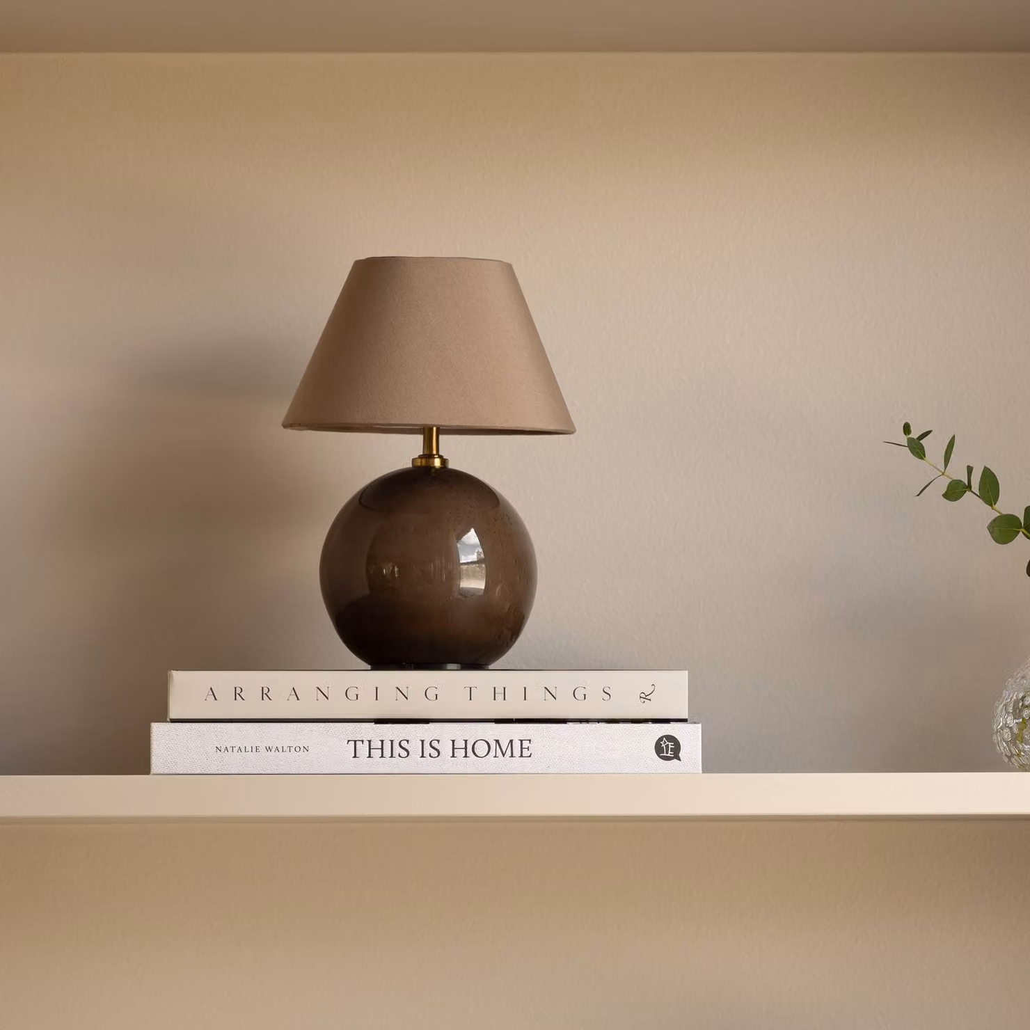 Globen Lighting Lampada da tavolo a LED IRIS, dimmerabile, Marrone / Ruggine, Soggiorno / Sala da pranzo, Tessuto / Stoffa / Seta, Scandinavo, Lampada da tavolo LED