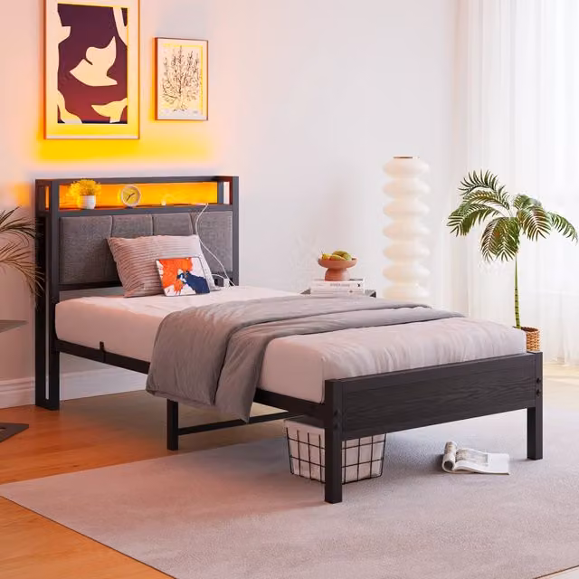 Letto 90 × 200 cm con testiera contenitore; LED; prese USB e rete a doghe in metallo nero