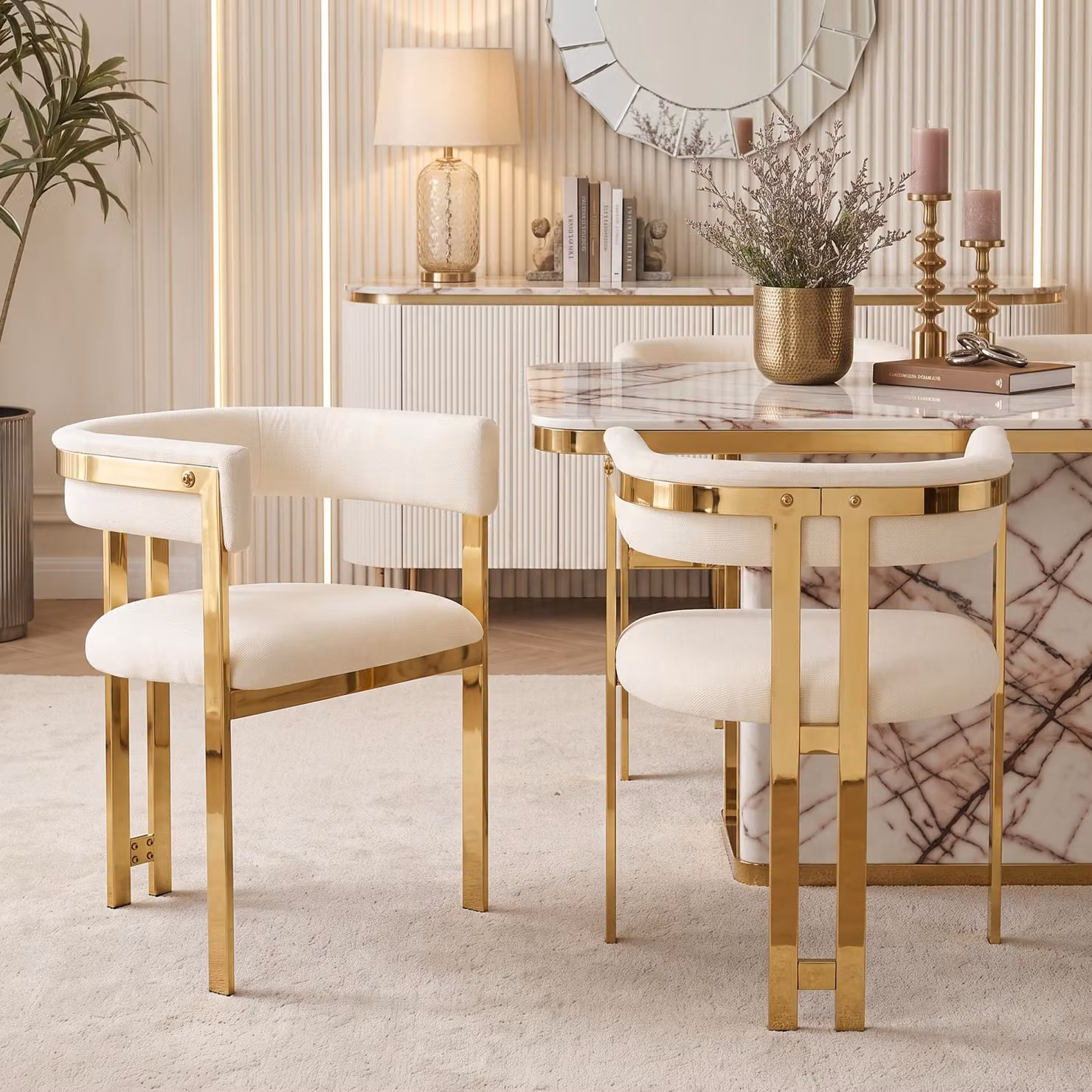 Due sedie da pranzo modello Flieks, con gambe placcate in oro, rivestite in tessuto chenille, comode e traspiranti, ideali per la cucina, poltrone imbottite, colore beige e oro
