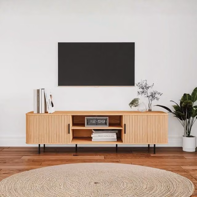 Mobile porta TV Kajsa56B Tezeta con ante scorrevoli listellate e vani a giorno colore rovere oak L: 160 cm, P: 40 cm, H: 45 cm – 1