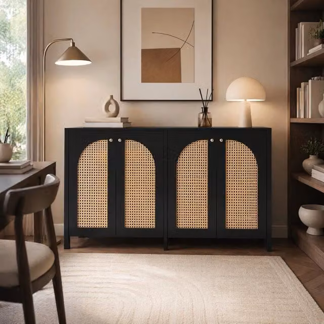 Madia Mivray a quattro ante curve in rattan con ripiano regolabile e maniglie in metallo nero per soggiorno e sala da pranzo