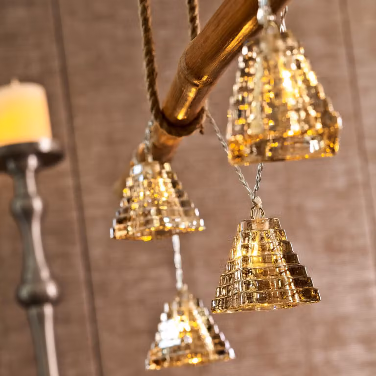 Catena luminosa a LED, con 6 LED bianco caldo, lunghezza 150 cm, decorata con piramidi in vetro, alimentata a batteria