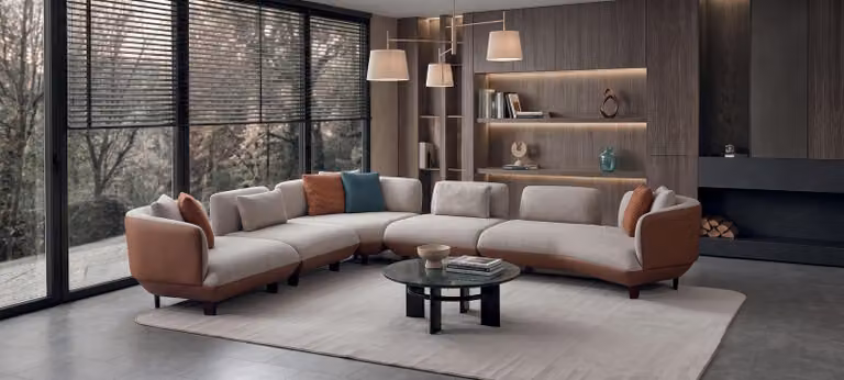 Divano angolare imbottito di design, forma a L, in grigio. Soluzione d'arredo lussuosa per il soggiorno