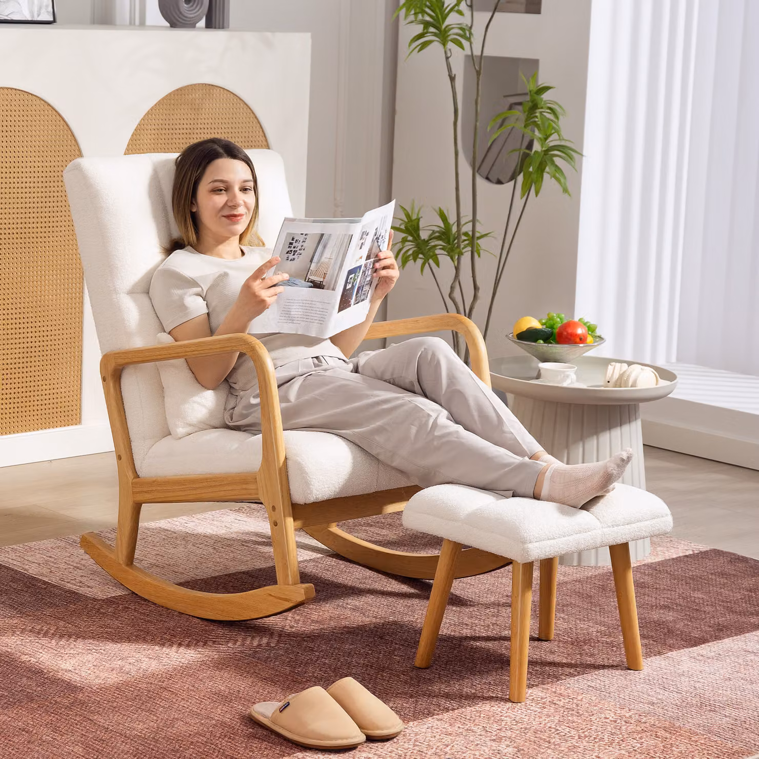Poltrona a dondolo HOMCOM con poggiapiedi in tessuto bouclé bianco e gambe in legno L: 64,5 cm, P: 82 cm, H: 89 cm – 2