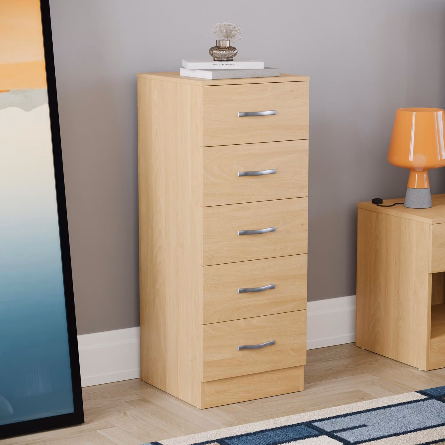Comodino stretto con 5 cassetti, ideale per l'arredamento della camera da letto e per ottimizzare lo spazio