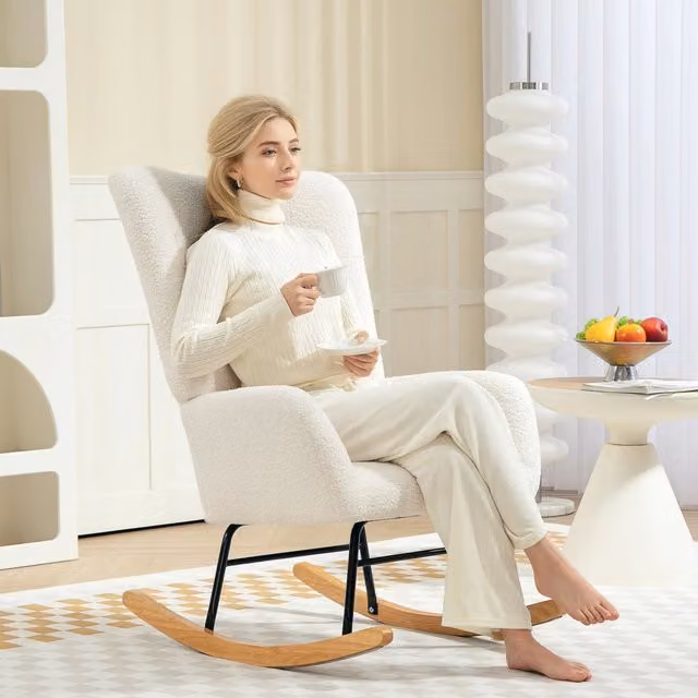 Poltrona a dondolo OKWISH in tessuto boucle bianco con braccioli e struttura in metallo e legno
