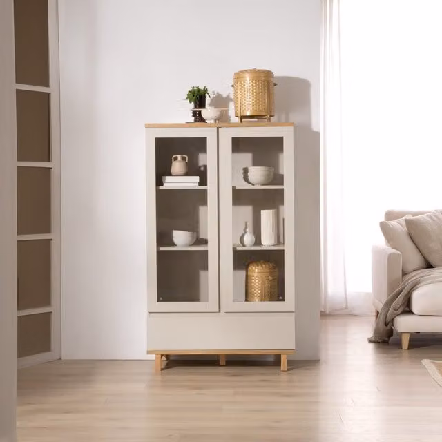 Vetrina Banak in rovere con ante in vetro e chiusura soft close, finitura opaca beige e bianca