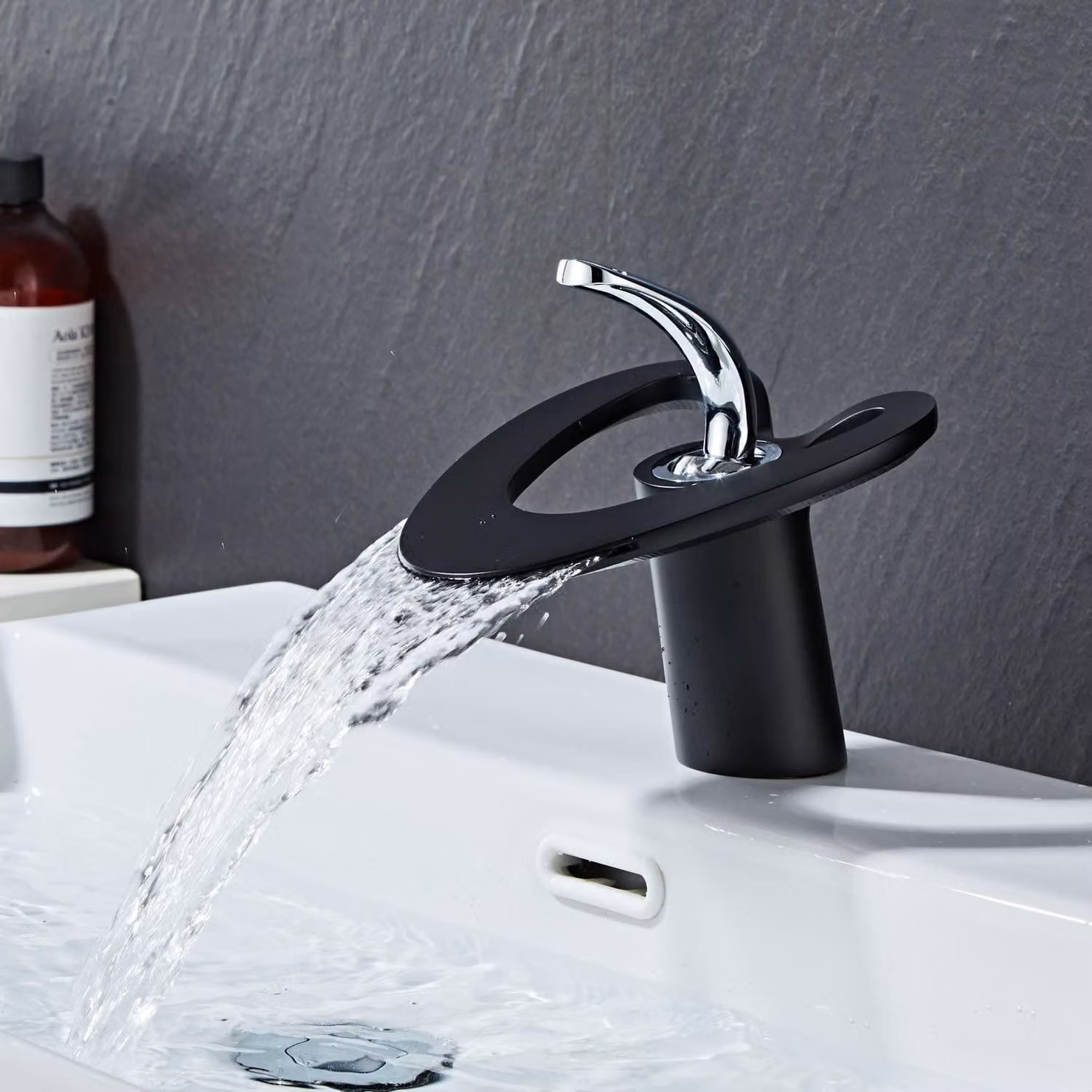 Rubinetto monocomando nero per lavabo, con miscelatore per acqua calda e fredda, in ottone