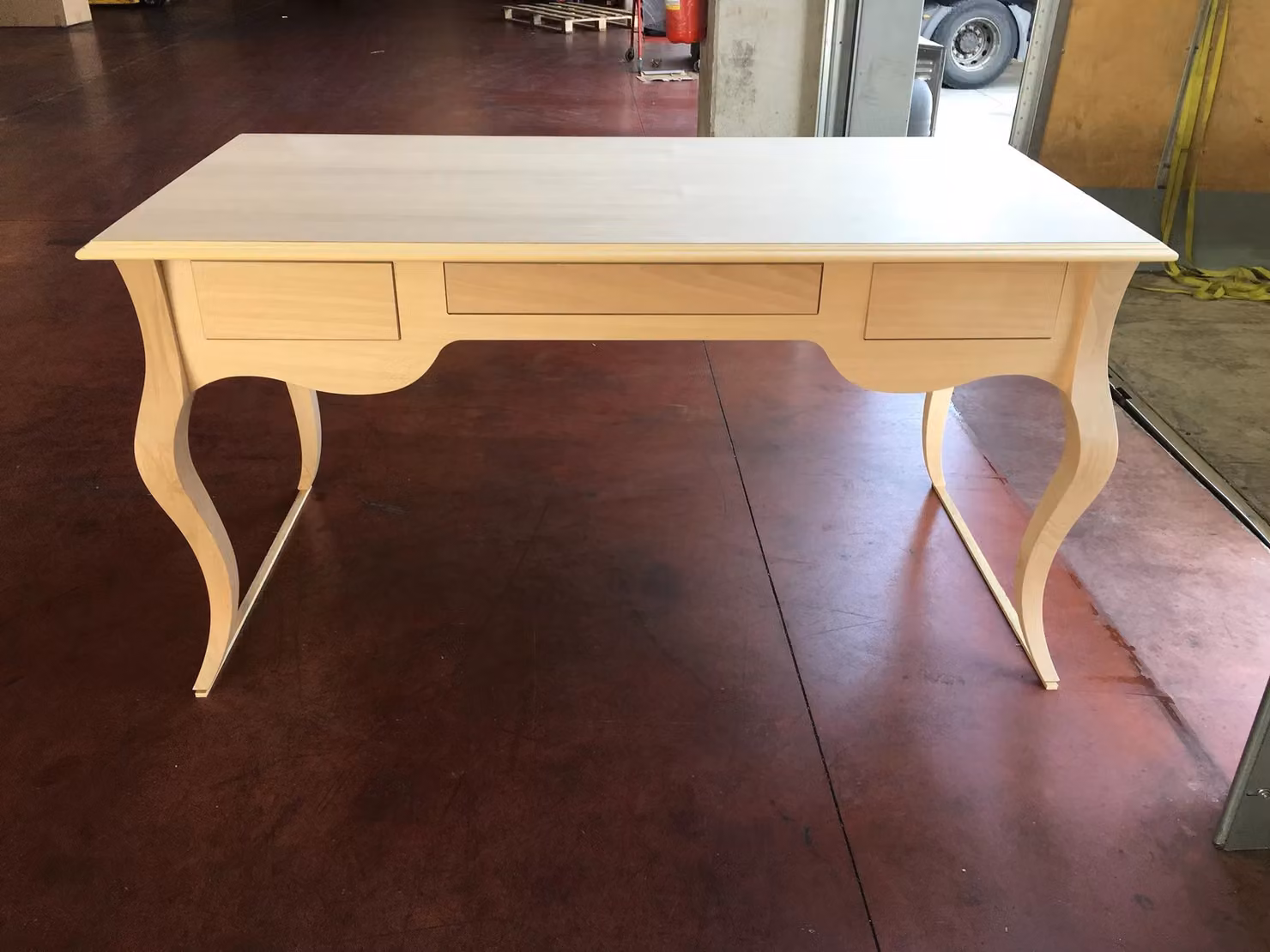 Scrivania sagomata con 3 cassetti in legno di pino non trattato Mobili 2G L: 130 cm, P: 75 cm, H: 80 cm